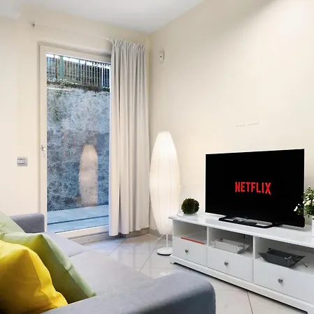 Bilocale Con Spazio Esterno Con Stazione 5' شقة *